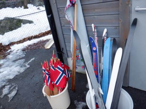 Ski, flagg og fane pakkes ned. Klar til neste gang. 